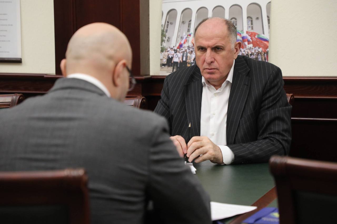 Абдулмуслим Абдулмуслимов провел рабочую встречу с министром природных ресурсов и экологии РД Ратмиром Расуловым